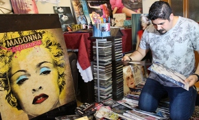 Antalyalı öğretmen 28 yıldır biriktirdiği Madonna koleksiyonuyla ilgi çekiyor