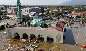 Endonezya'daki deprem ve tsunami bir şehri sular altında bıraktı