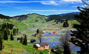 İlkbaharda mor, sonbaharda beyaza bürünen Kadıralak Yaylası