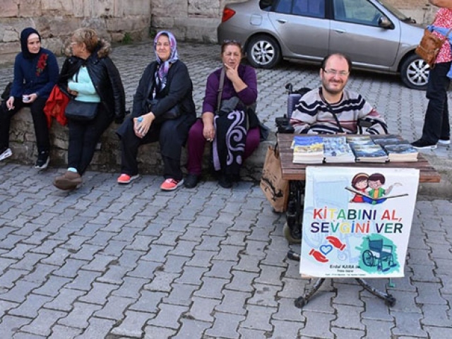 Bedensel engelli Recep Uğur akülü araba alabilmek için kitap satıyor