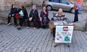 Bedensel engelli Recep Uğur akülü araba alabilmek için kitap satıyor