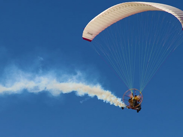 "Uçan adam" lakaplı Ahmet Dağaşan yarış motosikletlerinin motoruyla uçuyor