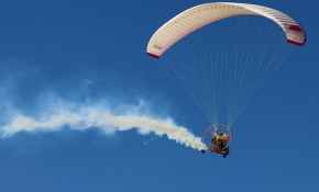 "Uçan adam" lakaplı Ahmet Dağaşan yarış motosikletlerinin motoruyla uçuyor