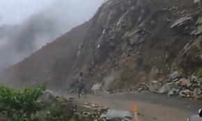 Kamyon sürücüsü toprak altında kalmaktan son anda kurtuldu