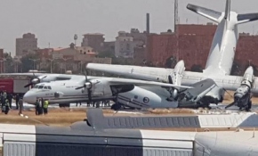 Sudan'da hızını kesemeyen uçak öndeki uçağa çarptı