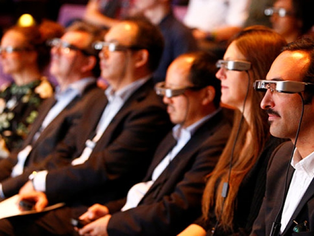 Duymakta güçlük çeken tiyatroseverler için akıllı alt yazı gözlükleri