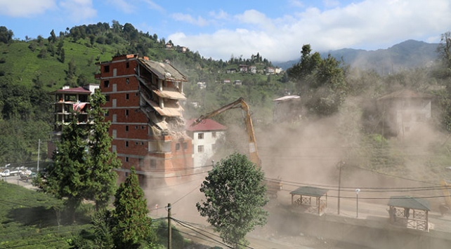 Rize'de dere yatağındaki 7 katlı binanın yıkımı sürüyor