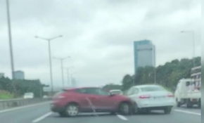 Kediye çarpmamak için hamle yaptı, zincirleme kazaya sebep oldu