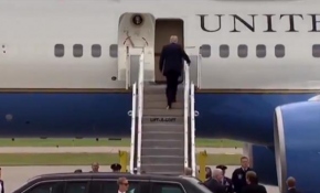 Trump başkanlık uçağına ayağına yapışan tuvalet kağıdıyla bindi