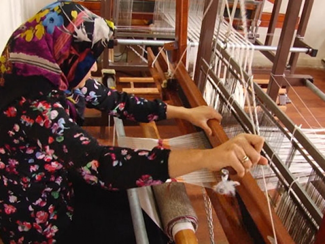 Fabrika üretimine yenilen Lefke bezi yeniden dokunuyor