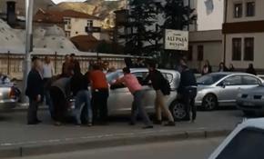 Arızalanan otomobili el birliğiyle kaldırıp yolu açtılar