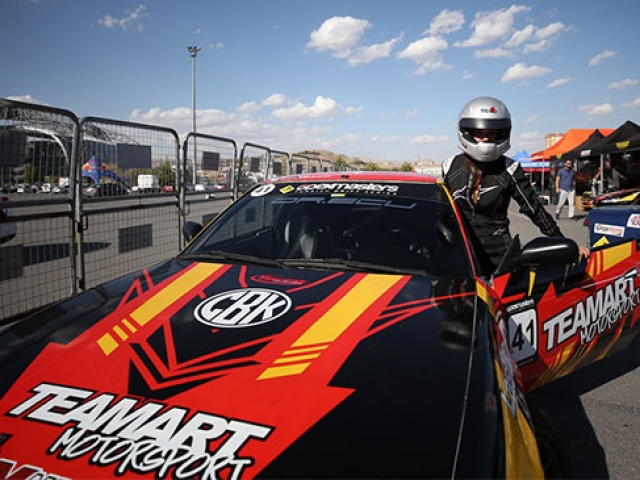 Küçük yaşlarda başlayan otomobil tutkusu onu profesyonel sporcuya dönüştürdü