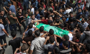 Gazze'de biri çocuk 3 Filistinli şehit son yolculuğuna uğurlandı