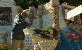 Sakarya'da emekli imam milli duyguları taşlarla sokağa işledi