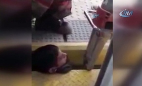 Arjantinli gencin kafası tren boşluğuna sıkıştı
