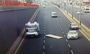 Elindeki reklam tabelasıyla kamyonet kasasından düştü