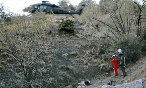 Dere yatağına düşen inek jandarma helikopteriyle kurtarıldı