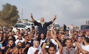 30 yıl sonra özgürlüğüne kavuştu, ilk iş annesinin mezarını ziyaret etti