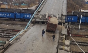 Rusya’da köprü tren geçerken çöktü