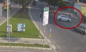 Takla atan aracın altında kalmaktan son anda kurtuldu