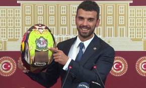 Kenan Sofuoğlu hayatını kurtaran kaskını Yeşilay’a bağışladı