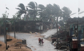 Hindistan'da siklon fırtınası alarmı: 300 bin kişi tahliye edildi
