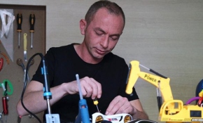 Eski oyuncakları kimsesiz çocuklar için tamir ediyorlar