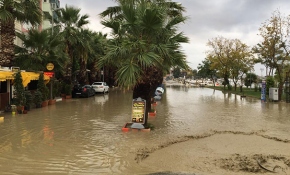 İstanbul Silivri'de su altında kalan sahil yolu havadan görüntülendi