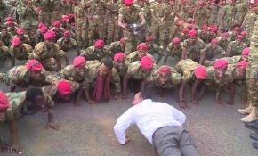 Etiyopya Başbakanı kendisini protesto eden askerlerle şınav çekti