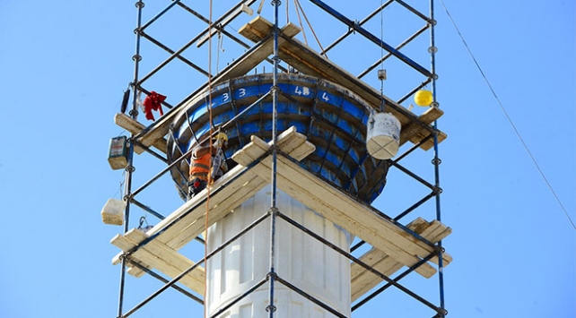 Minare ustası metrelerce yüksekte ekmeğini kazanıyor