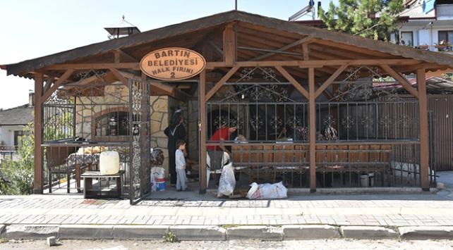 İmece usulü hazırlanan yiyecekler taş fırınlarda pişiyor