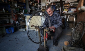 Bisiklet tamircisi çocukların mutluluğunu paraya değişmiyor