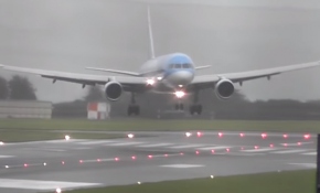 İnişe geçen uçak şiddetli rüzgar nedeniyle yan döndü