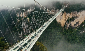 Çin'de nefes kesen cam tabanlı asma köprü ziyaretçilerini ağırlıyor