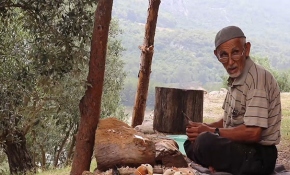 Hem ahşaba hem tellere gönlüyle dokunuyor