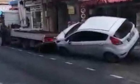 Çekiciye konulmak istenen aracın halatının kopma anı kamerada