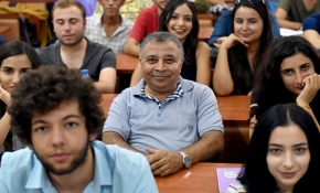 57 yaşında hem öğretmen hem öğrenci