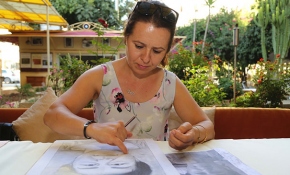 Kanserden kaybettiği kızının hayallerini resmederek çocuklara destek oluyor