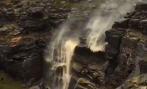 Şiddetli fırtınanın etkisiyle şelalenin suyu tersine aktı