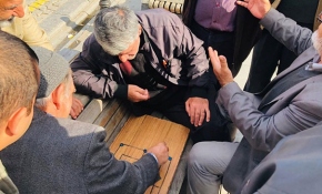 İstanbul'da bir bankta toplandılar, çocukluk özlemlerini giderdiler