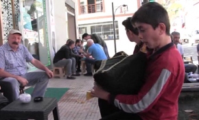 Liseli genç sokak müzisyenliği yaparak okul harçlığını çıkartıyor