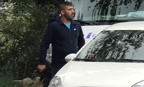 Kırmızı kart gören çocuğun yakını sahaya silahla girmeye çalıştı