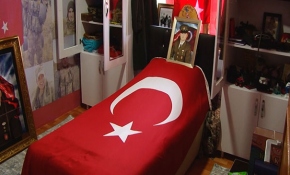 Sakarya'da 2 şehit ailesi oğulları için anı odası düzenledi