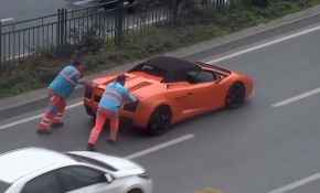 Arızalanan lüks aracı İBB çalışanları itti