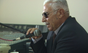 37 yıl önce görme yetisini kaybetti, mikrofonla hayata bağlandı