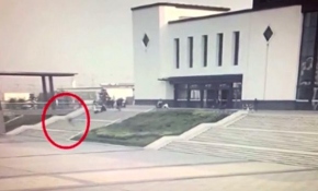 Telefon bağımlısı adam merdivenlerden yuvarlandı