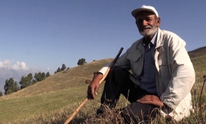 Hac parasını çobanlık yaparak biriktiriyor