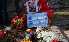 Şehit bebek Mustafa'nın ilk doğum günü mezarında kutlandı