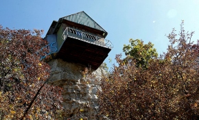 Kayalığa inşa ettiği evde doğayla iç içe yaşıyor