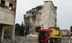 Bursa İnegöl'ün ilk fabrika binasının yıkımı TRT Haber kameralarına yansıdı